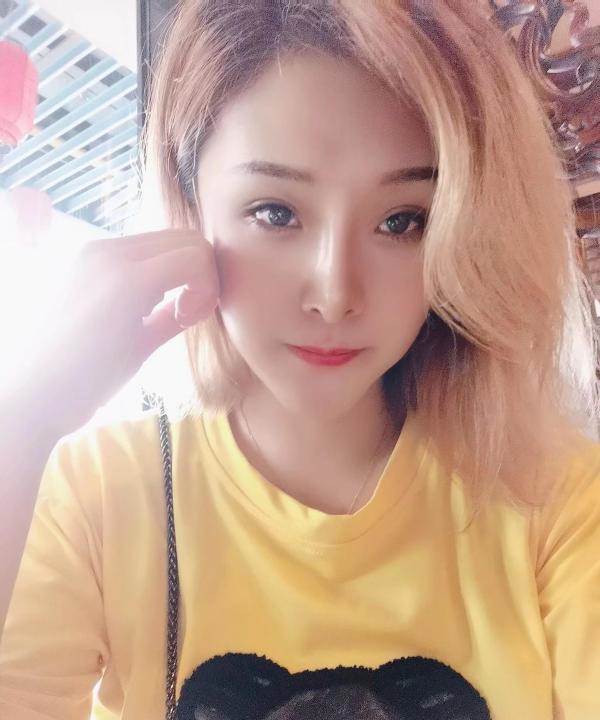 爱笑的骚妹子