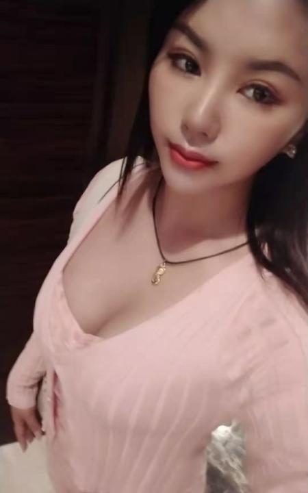 颜值挺高的翘臀丽姐