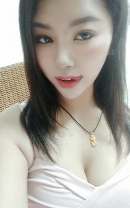 颜值挺高的翘臀丽姐