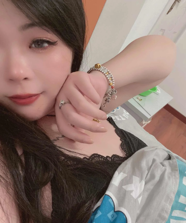 乌市烈焰红唇