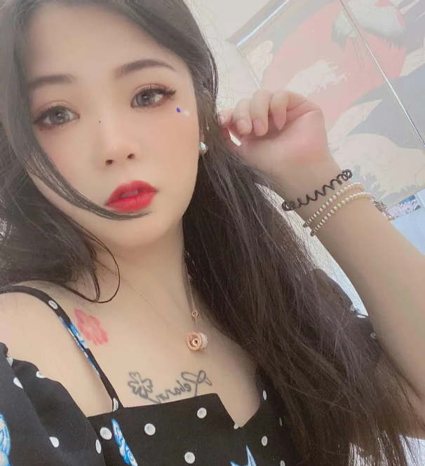 乌市烈焰红唇