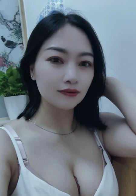 轻熟美骚妇小雪