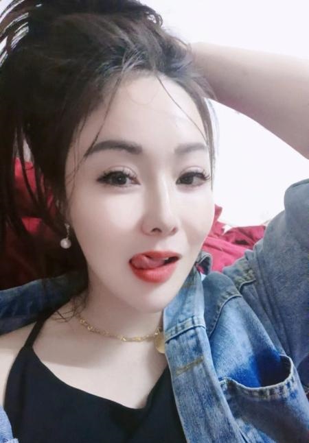 服务系大胸骚货晶晶