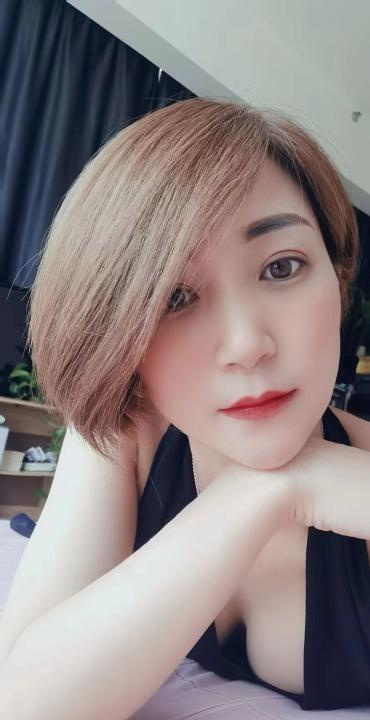 气质短发御姐