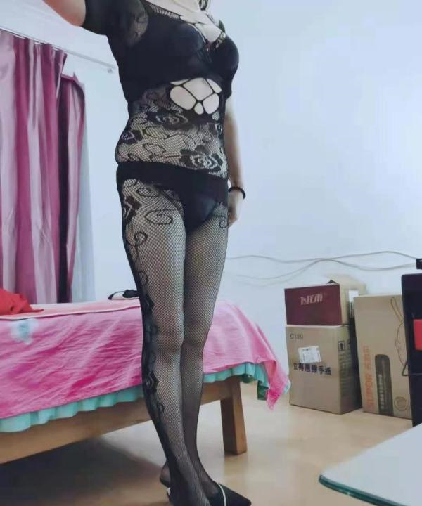皮肤白净的性价比熟女
