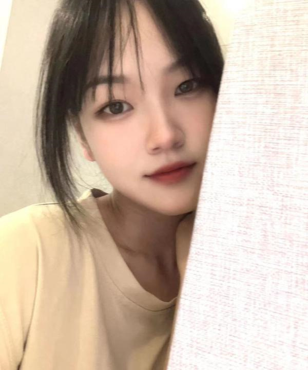 俏皮可爱丽丽妹子