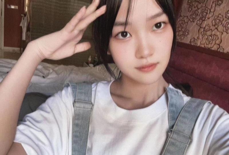 俏皮可爱丽丽妹子