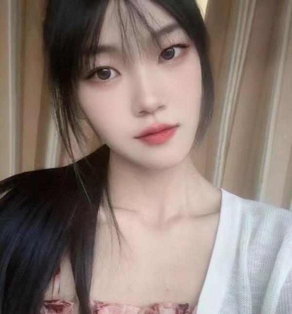 俏皮可爱丽丽妹子