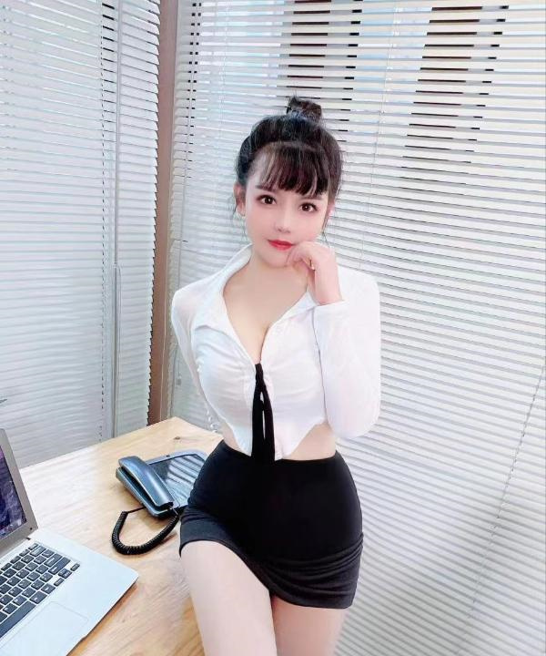 语娜巨乳小姐姐