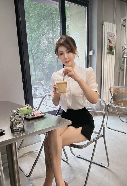 朝阳苗条性感气质妹子