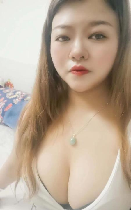 微胖大胸宝藏女孩