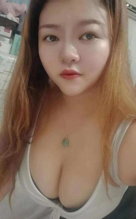 微胖大胸宝藏女孩