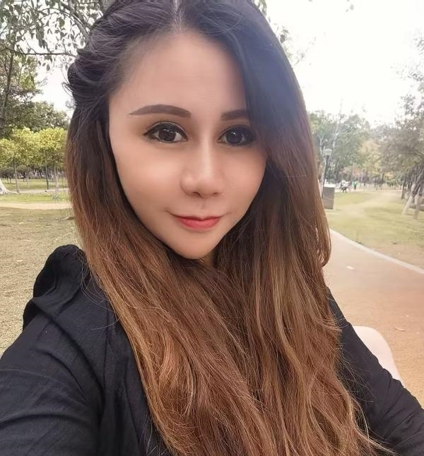 白云黄边少数民族妹子