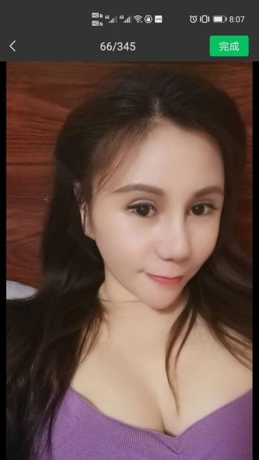 白云黄边少数民族妹子