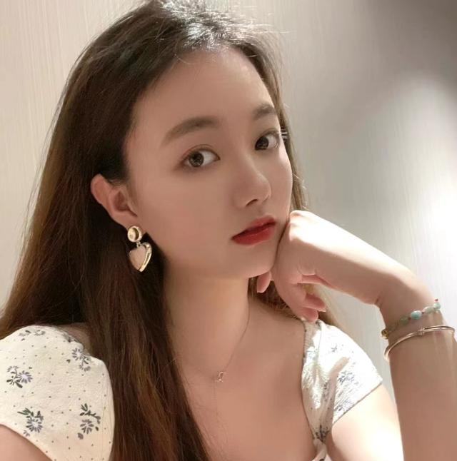 带点小清新的美女