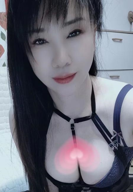 舌交美臀美乳少妇