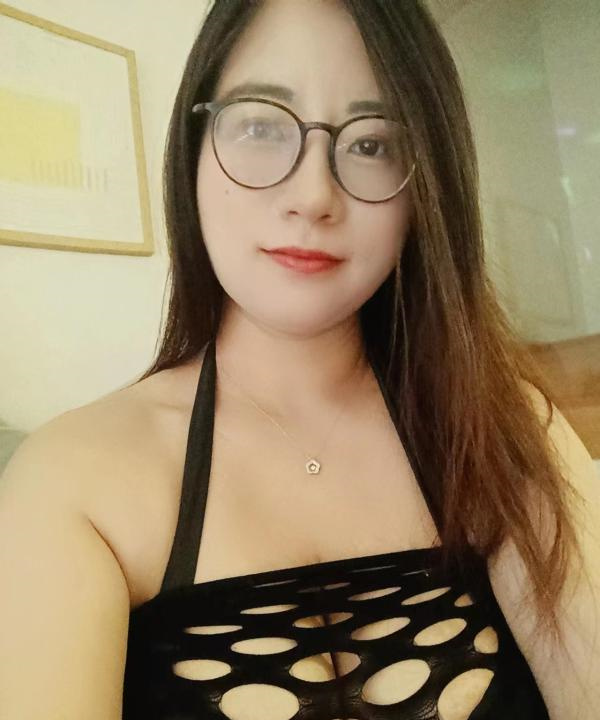 翻吃巨乳妹子