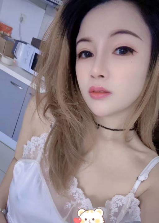 广州天河可舌吻美女