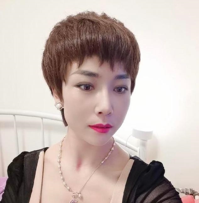 性感短发美少妇