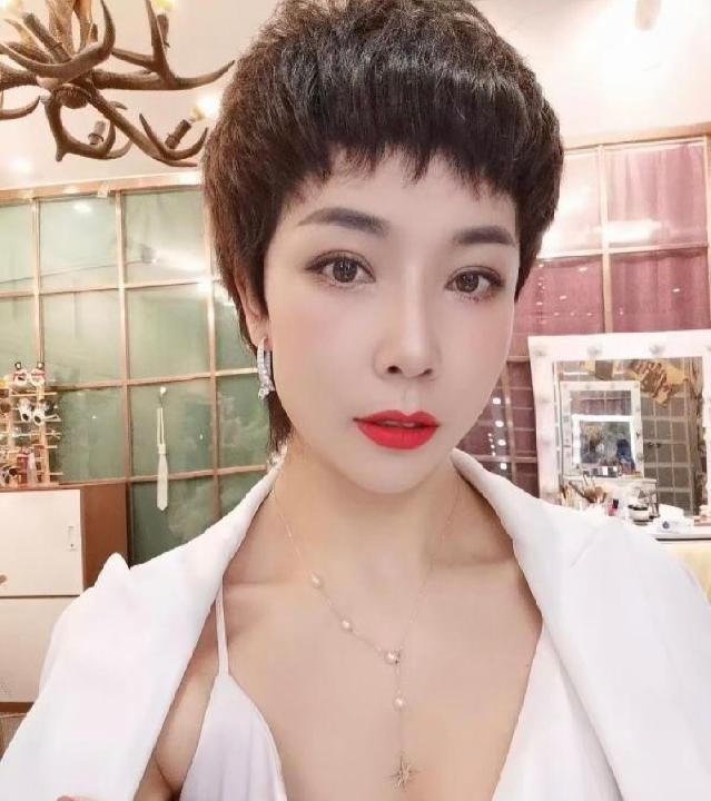 性感短发美少妇