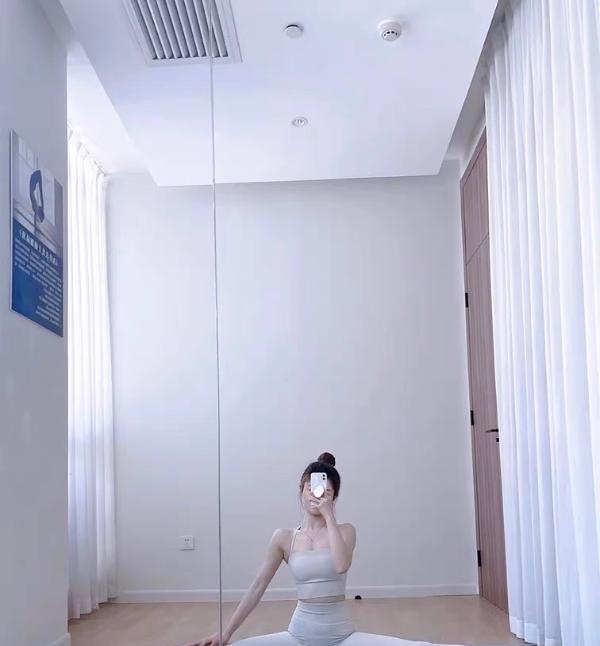 经常健身的美女