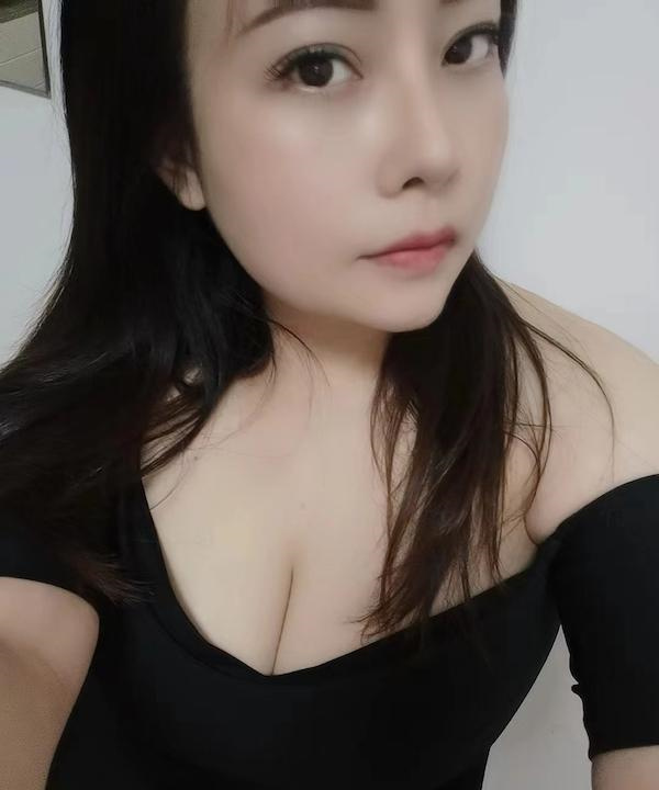 一字马巨乳少妇
