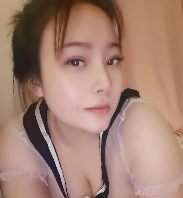 一字马巨乳少妇