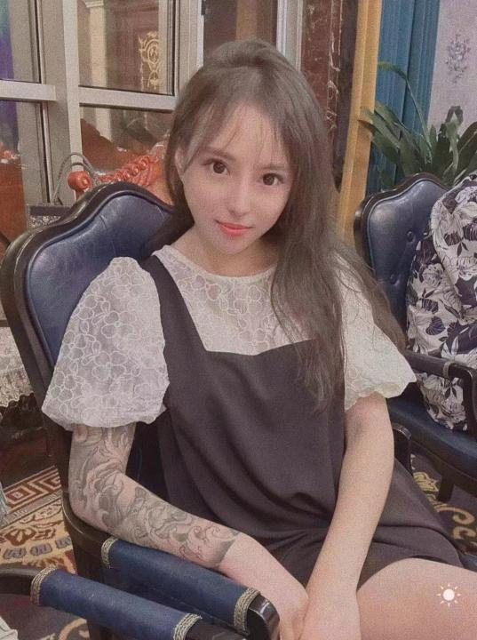 零零后花臂妹