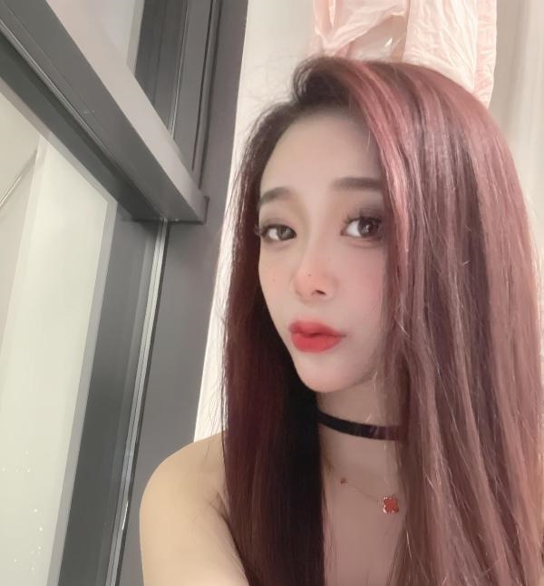 大眼长腿小姐姐