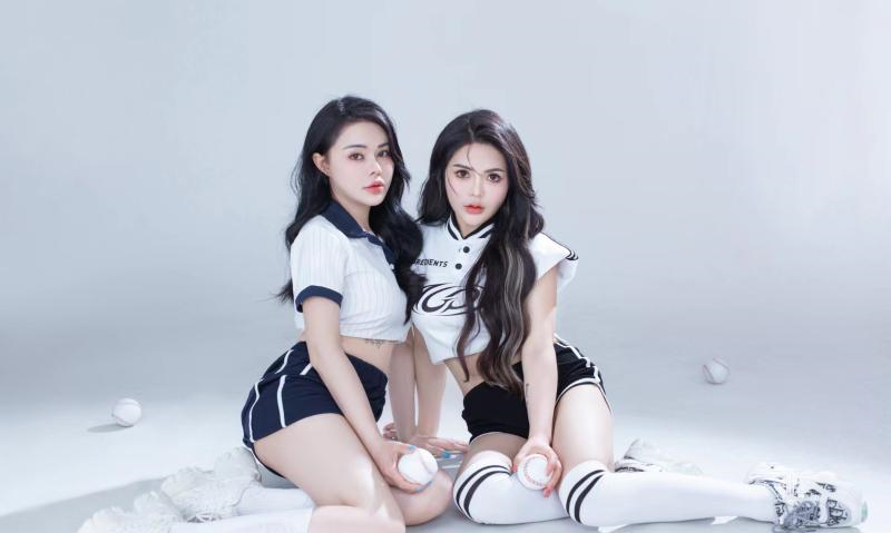 翘臀姐妹花