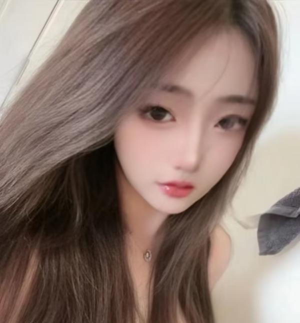 大胸嫩妹佩佩