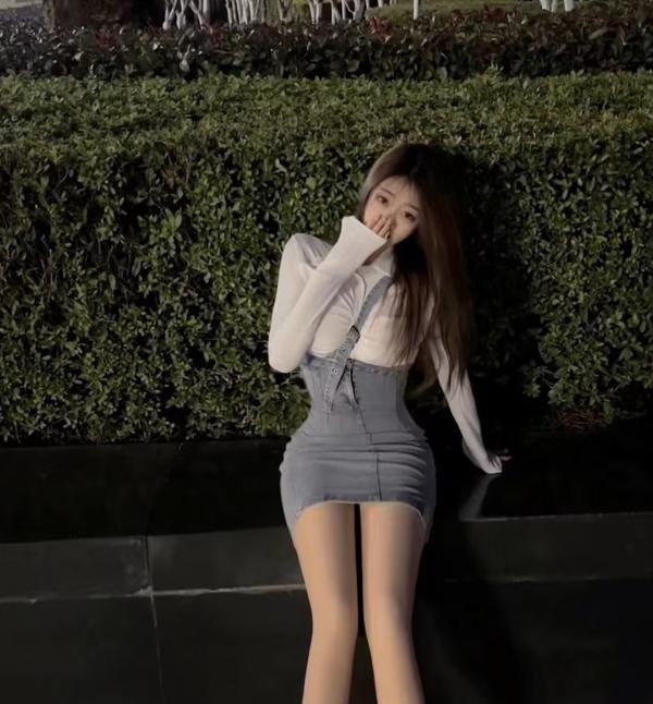 大胸嫩妹佩佩