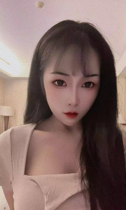 武昌身材匀称长腿女孩