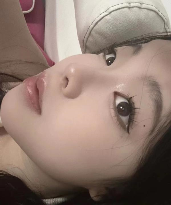 年轻萌妹鱼宝