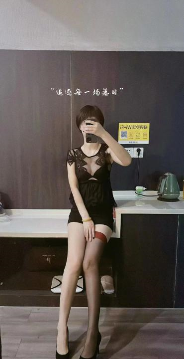 海珠区短发气质美女