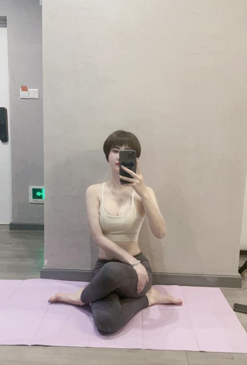 海珠区短发气质美女