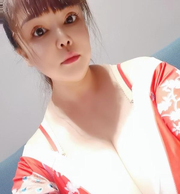 大乳沟骚屄抓龙根
