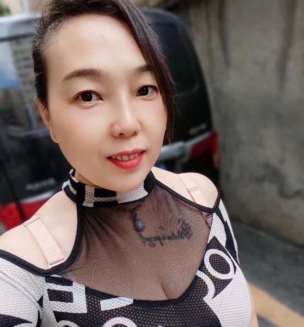 光明巨乳少妇