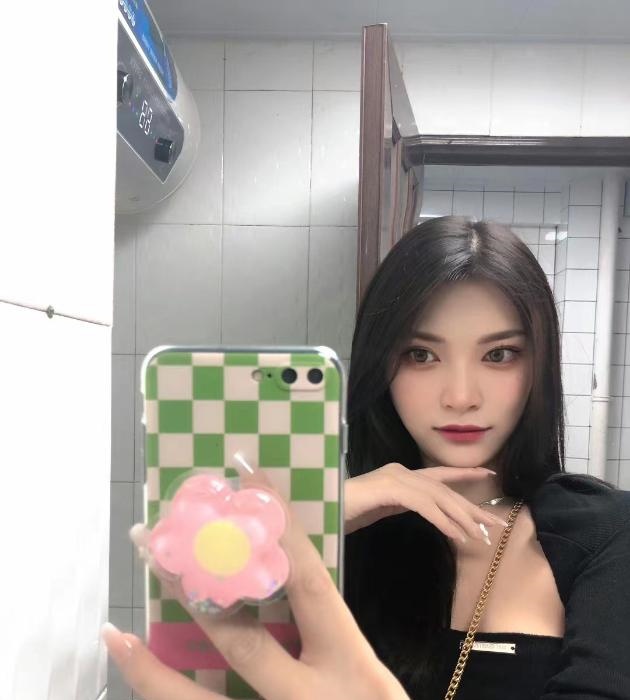 苗条的橙子小姐姐