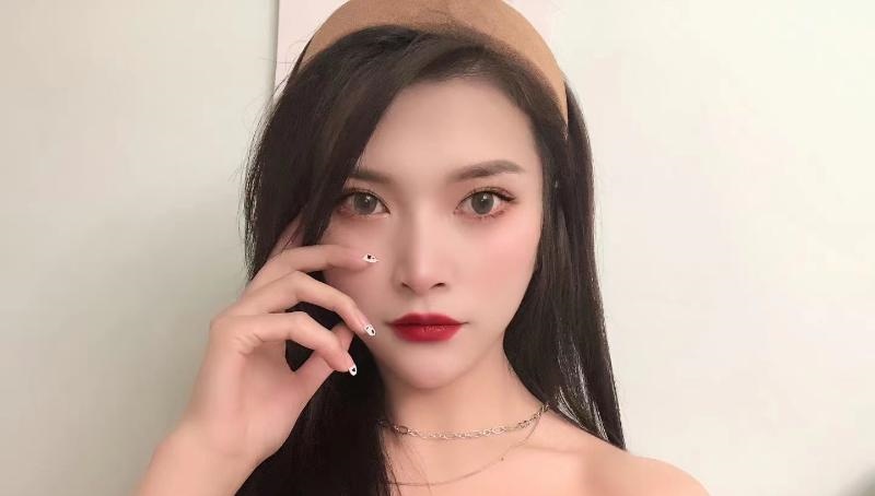 苗条的橙子小姐姐