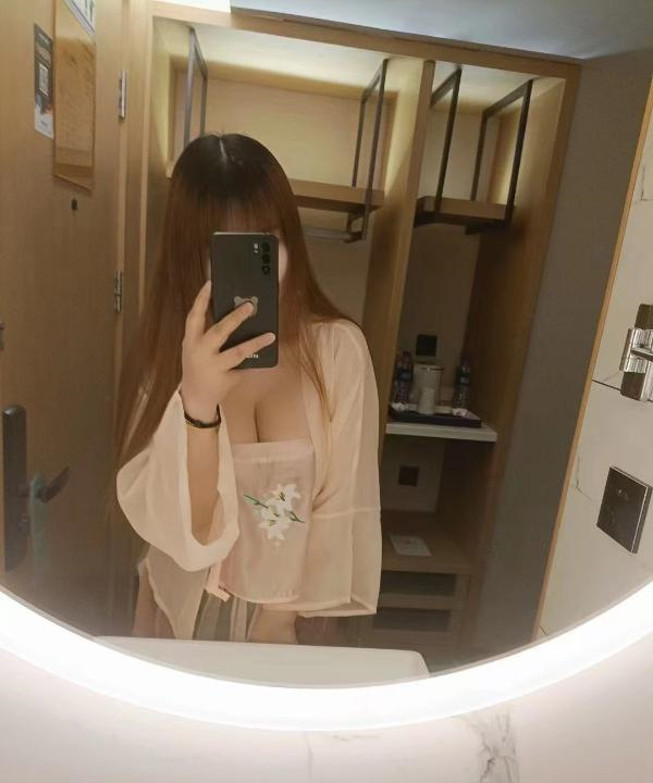 爆乳e胸妹子