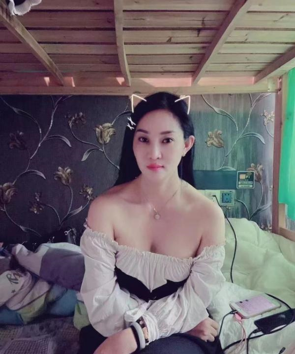鼓楼大胸风骚少妇