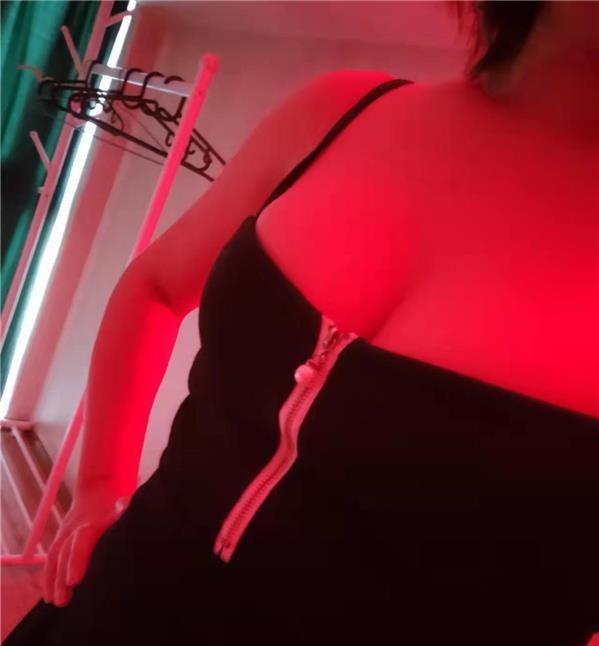 清河湾路苗条少妇