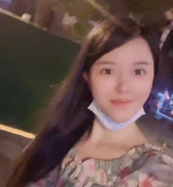 只做半套的小美女