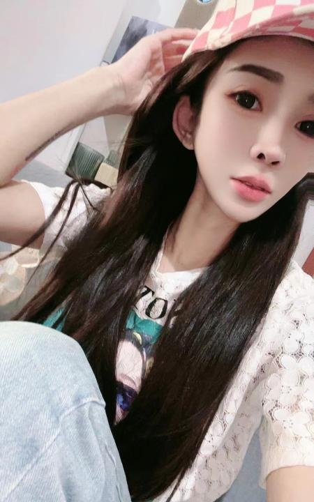 瘦小欣然妹子