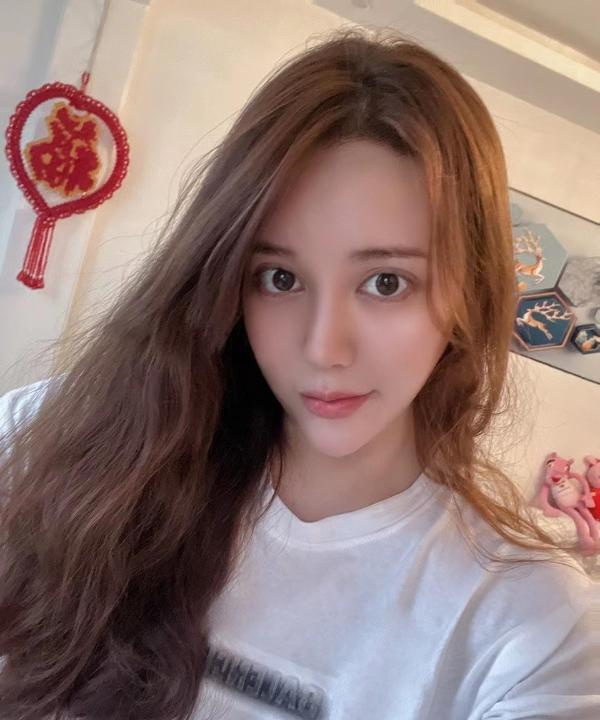 二刷雨花年轻美女