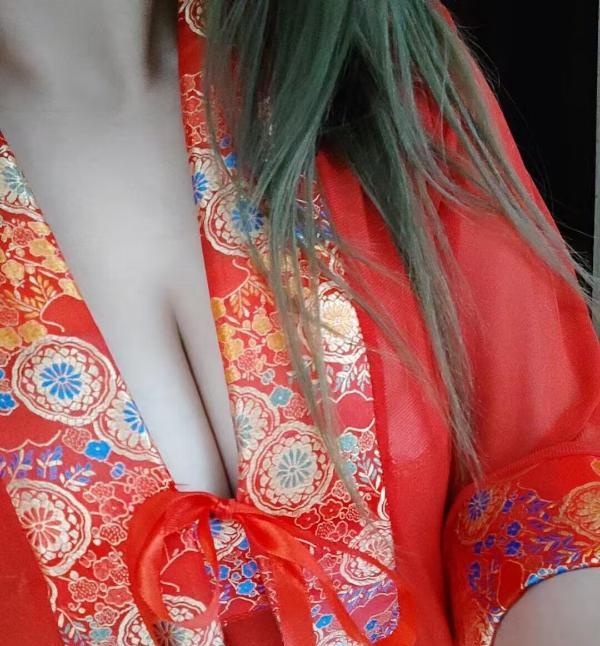 年轻大胸兼职妹