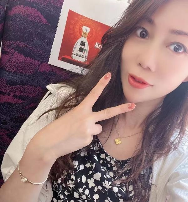 自创抓龙根少妇
