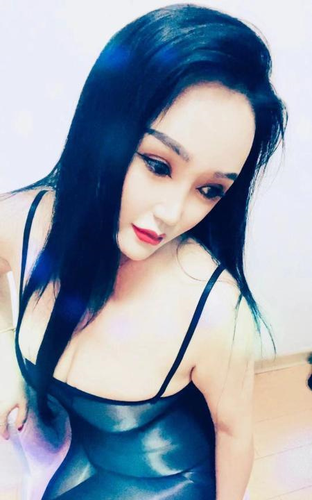 体验角色扮演美妇