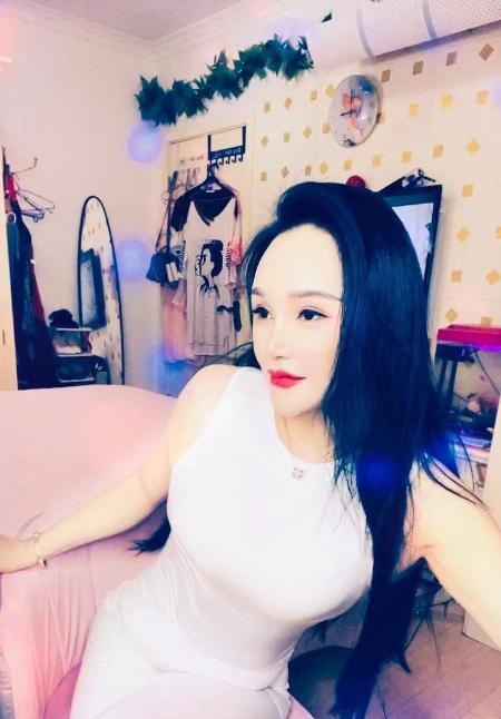 体验角色扮演美妇